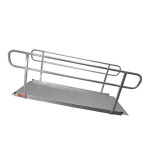 Rampe d’accès aluminium avec garde-corps – PMR, antidérapante
