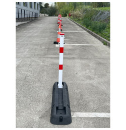 Poteau de parking rabattable avec clé pompier et protection renforcée