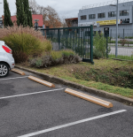 Butée de parking PARKWOOD VISO en bois Pin résistant avec bandes blanches