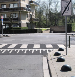 Plateau ralentisseur belge H100 avec passage piéton – Sur mesure – Jusqu’à 50T