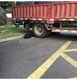 Butée de stationnement poids lourds en caoutchouc BUT1200 VISO | IDEQUIP